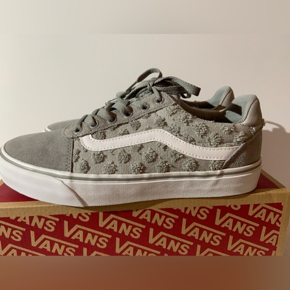 Vans - Picture 1 of 7